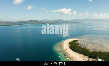 Avec l'île de sable dans la baie d'honda vue d'en haut. L'île tropicale et de récifs coralliens de touristes. starfish island. L'été et les vacances, Philippines, Palawan Banque D'Images