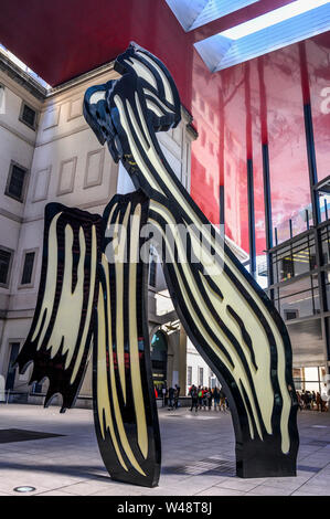 Roy Lichtenstein's sculpture de pinceau dans l'aile futuriste conçu par l'architecte Jean Nouvel au Centro de Arte Reina Sofia, Madrid, Espagne Banque D'Images