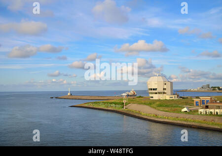 Partie de port avec océan à Den Helder aux Pays-Bas le jour d'été Banque D'Images