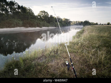 Sur les rives de la belle rivière sur l'ensemble de l'eau équipement de pêche pour pêcher confortablement avec canne et moulinet. Banque D'Images