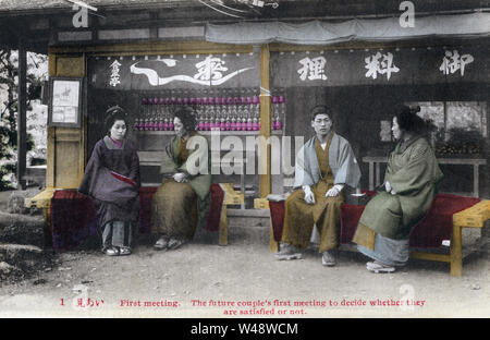 [ 1910 - Japon ] personnalisés Mariage Japonais Japonais - Mariage : Organisation d'une rencontre avec d'éventuels partenaires. Les mariages arrangés sont appelés omiai. Cette image provient d'une série de cartes sur les coutumes de mariage japonais. Texte original (Carte 1) : 'première réunion. L'avenir du couple première réunion de décider s'ils sont satisfaits ou non." du xxe siècle vintage carte postale. Banque D'Images