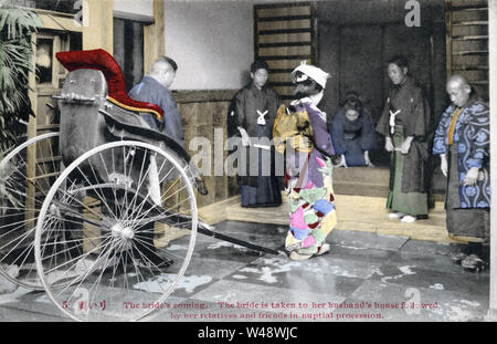 [ 1910 - Japon ] personnalisés Mariage Japonais Japonais - Mariage : La mariée arrive à la maison du fiancé dans un pousse-pousse au cours d'un mariage arrangé (omiai). Cette image provient d'une série de cartes sur les coutumes de mariage japonais. Texte original (Carte 5) : 'La mariée s'en vient. La mariée est pris à sa maison du huband suivie par ses parents et amis en procession nuptiale." du xxe siècle vintage carte postale. Banque D'Images