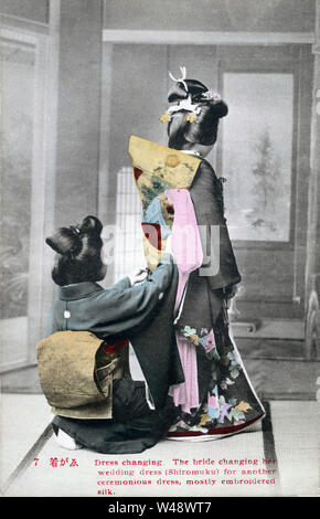 [ 1910 - Japon ] personnalisés Mariage Japonais Japonais - Mariage : La mariée kimono changements au cours d'un mariage arrangé (omiai). Cette image provient d'une série de cartes sur les coutumes de mariage japonais. Texte original (Carte 7) : 'Dress de changer. Modification de la mariée robe de mariage ici (Shiromuku) pour une autre robe cérémonieuse, surtout soie brodée." du xxe siècle vintage carte postale. Banque D'Images