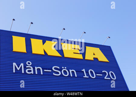 XŠKungens kurva, Suède - 11 juillet 2019 : le magasin de meubles Ikea à Kungens Kurva panneau extérieur avec openening heures affichées. Banque D'Images