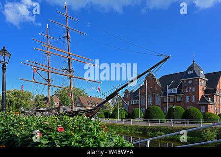 Papenburg, Allemagne - 2019.07.17 : vue sur le canal principal ( hauptkanal ) avec la réplique de la cargaison brig Friederike von Schwerin et l'hôtel de ville bui Banque D'Images