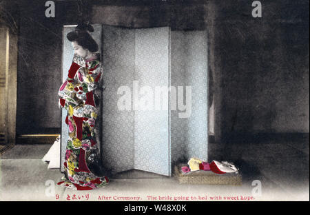 [ 1910 - Japon ] personnalisés Mariage Japonais Japonais - Mariage : La mariée n'envisage la première nuit de noces au cours d'un mariage arrangé (omiai). Cette image provient d'une série de cartes sur les coutumes de mariage japonais. Texte original (Carte 8) : 'après la cérémonie. L'épouse d'aller au lit avec l'espoir." du xxe siècle vintage carte postale. Banque D'Images