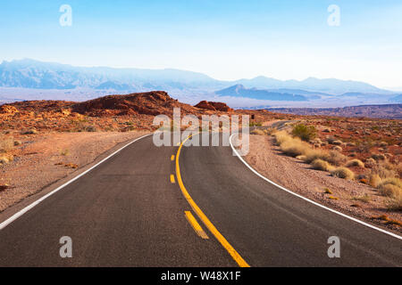 Route sinueuse à travers le paysage désertique. Coupoles blanches Road (la route) de la souris du réservoir, Nevada, United States. Banque D'Images