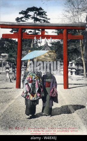 [ 1910 - Japon ] personnalisés Mariage Japonais Japonais - Mariage : un nouveau-né est portée à la temple shinto local pour la première fois. Les parents annoncent la naissance du bébé à la divinité locale et prier pour le bien-être du bébé. Pour des garçons de bébé c'était traditionnellement effectué 31 jours après la naissance, alors que pour les filles c'était 32 jours. Il y a plusieurs noms pour cette coutume : o-miyamairi, hatsumiya hatsumiya-mairi et-mode. Cette image provient d'une série de cartes sur les coutumes de mariage japonais. Texte original (Carte 14) : 'Shrine en visite. La mariée va relative à un temple pour supplier la divine ble Banque D'Images