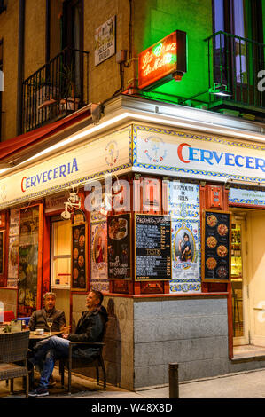 Un bar à tapas et Cerveceria (un des nombreux) autour de la Plaza de Santa Ana et Puerta del Sol , dans le centre de Madrid. Espagne Banque D'Images