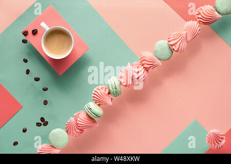 Moyenne géométrique fond de papier de menthe et de couleurs corail avec du café, les guimauves et macarons Banque D'Images