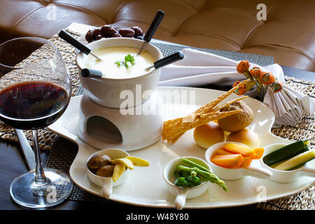 Fondue servie avec du vin rouge Banque D'Images