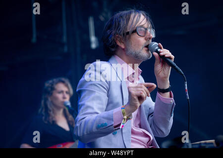 Jarvis Cocker fonctionne à Bluedot samedi soir.(20 Juillet 2019) qui aura lieu du 18 au 21 juillet à l'Observatoire Jodrell Bank, Cheshire UK. Banque D'Images