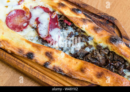 Pide turc traditionnel au restaurant Kebab sur table en bois. Pizza turque. Banque D'Images