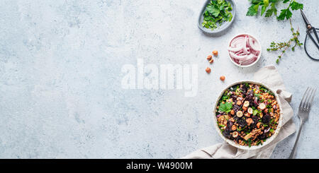 Salade de betteraves et de sarrasin chaud sur fond gris. Idée recette régime végétarien et -salade de betterave, le sarrasin, les champignons, l'oignon, fines herbes,noisette. Vue d'en haut ou d''une télévision à jeter. L'espace de copie pour le texte Banque D'Images