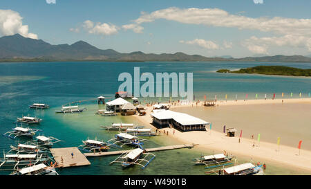 Belle plage sur l'île tropicale entourée de récifs de corail, Sandy bar avec les touristes. Honda Bay Vue d'en haut. Luli island. L'été et les vacances, Philippines, Palawan Banque D'Images