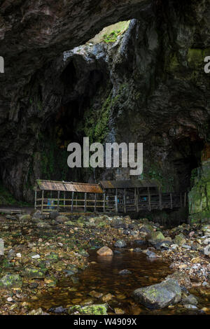 Un pont de bois à l'entrée de la grotte, un grand Smoo mer combiné grotte et caverne d'eau douce à Durness, Sutherland dans les Highlands, Ecosse, Royaume-Uni. Banque D'Images