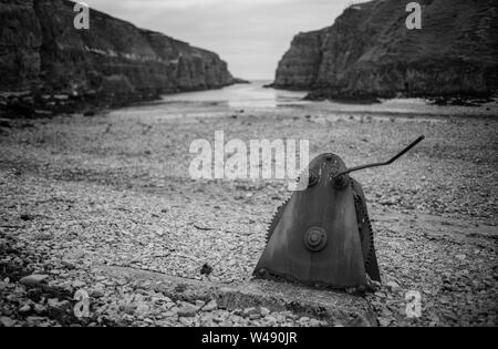 Rusty, un morceau de machiney abandonnés qui a engrenages, repose sur une plage rocheuse à Geodha à Smoo Cave Smoo, une grande cave et d'eau douce mer combiné cave Banque D'Images
