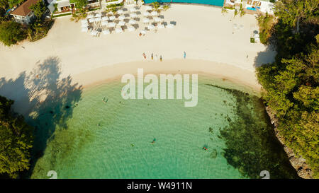 Crique avec plage de sable blanc en bleu lagon aux eaux turquoise, vue aérienne. Seascape avec plage sur l'île tropicale. Billet d'été et vacances. Banque D'Images