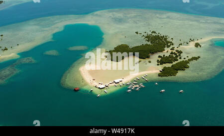 Belle plage sur l'île tropicale entourée de récifs de corail, Sandy bar avec les touristes. Honda Bay Vue d'en haut. Luli island. L'été et les vacances, Philippines, Palawan Banque D'Images