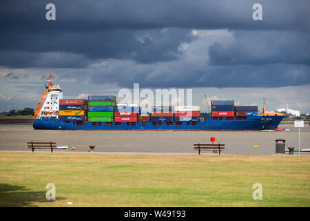 Têtes de conteneurs en mer le long de la rivière Thames Estuary. Banque D'Images