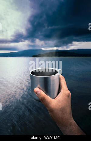 Tasse de thé dans la nature. Banque D'Images