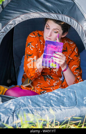 Henham Park, Suffolk, UK. 21 juillet 2019. Se préparer pour la journée à venir. Le Festival 2019 de la latitude. Crédit : Guy Bell/Alamy Live News Banque D'Images