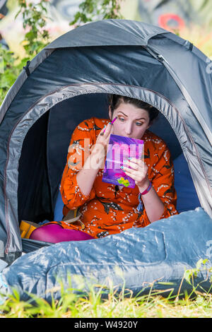 Henham Park, Suffolk, UK. 21 juillet 2019. Se préparer pour la journée à venir. Le Festival 2019 de la latitude. Crédit : Guy Bell/Alamy Live News Banque D'Images