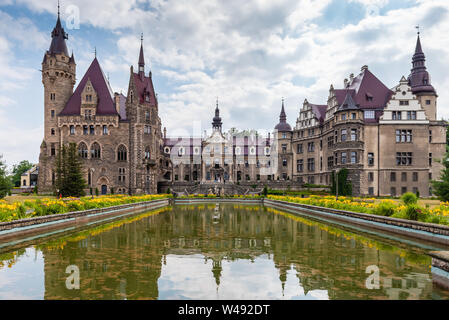 MOSZNA, Pologne - 16 juillet 2019 : Le château de Moszna dans le sud-ouest de la Pologne, l'un des plus beaux châteaux du monde du 17e siècle. Banque D'Images