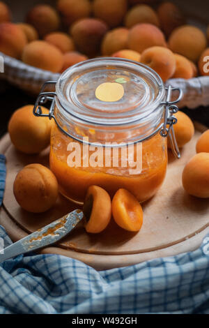 Confiture d'abricots dans le verre sur la table Banque D'Images