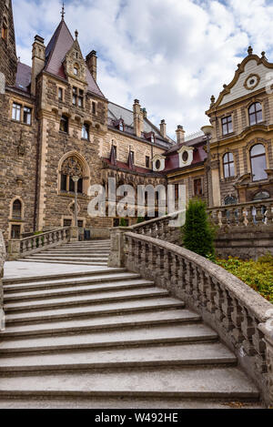 MOSZNA, Pologne - 16 juillet 2019 : Le château de Moszna dans le sud-ouest de la Pologne, l'un des plus beaux châteaux du monde du 17e siècle. Banque D'Images