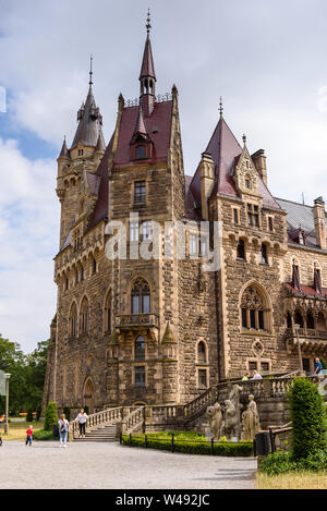MOSZNA, Pologne - 16 juillet 2019 : Le château de Moszna dans le sud-ouest de la Pologne, l'un des plus beaux châteaux du monde du 17e siècle. Banque D'Images