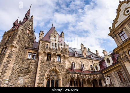MOSZNA, Pologne - 16 juillet 2019 : Le château de Moszna dans le sud-ouest de la Pologne, l'un des plus beaux châteaux du monde du 17e siècle. Banque D'Images