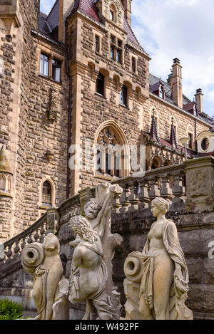 MOSZNA, Pologne - 16 juillet 2019 : Le château de Moszna dans le sud-ouest de la Pologne, l'un des plus beaux châteaux du monde du 17e siècle. Banque D'Images