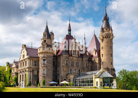 MOSZNA, Pologne - 16 juillet 2019 : Le château de Moszna dans le sud-ouest de la Pologne, l'un des plus beaux châteaux du monde du 17e siècle. Banque D'Images