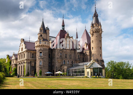 MOSZNA, Pologne - 16 juillet 2019 : Le château de Moszna dans le sud-ouest de la Pologne, l'un des plus beaux châteaux du monde du 17e siècle. Banque D'Images
