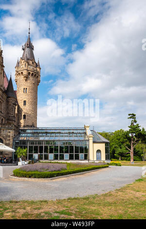 MOSZNA, Pologne - 16 juillet 2019 : Le château de Moszna dans le sud-ouest de la Pologne, l'un des plus beaux châteaux du monde du 17e siècle. Banque D'Images