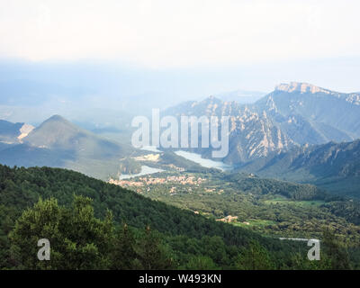 Vue panoramique sur la région des Pyrénées, de la Catalogne, avec la Sierra de Cadí, Llosa del Cavall pond et la petite ville de San Lorenzo de Morunys. Catalo Banque D'Images