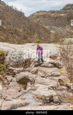 PREIKESTOLHYTTA , Norvège - 13 MAI 2017 : les touristes sur le sentier à Preikestolen le 13 mai 2017 dans Preikestolhytta. Preikestolen est un célèbre site touristique attrac Banque D'Images
