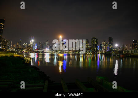 Nuit paysage urbain et du port de la réflexion avec la pleine lune qui reflète sur Victoria Harbour Docklands Melbourne Australie Victoria Banque D'Images