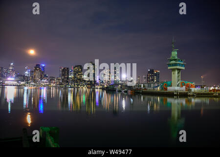 Nuit paysage urbain et du port de la réflexion avec la pleine lune qui reflète sur Victoria Harbour Docklands Melbourne Australie Victoria Banque D'Images