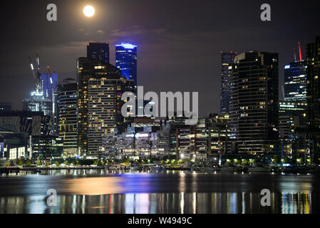 Nuit paysage urbain et du port de la réflexion avec la pleine lune qui reflète sur Victoria Harbour Docklands Melbourne Australie Victoria Banque D'Images