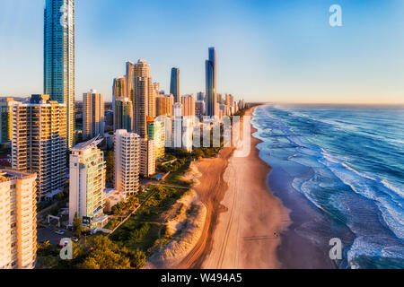 Waterfront de Surfers Paradise City hautes tours de plus en plus large plage ouverte contre les vagues sauvages de l'océan Pacifique sur Australian Gold Co Banque D'Images