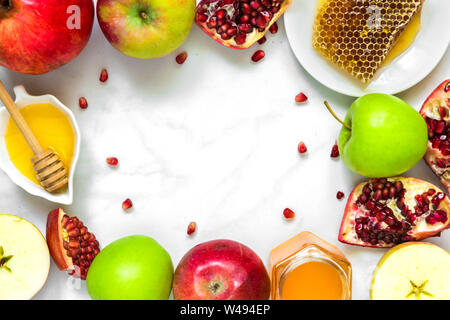 Cadre fait de miel, de pomme et de grenade. Les aliments traditionnels pour le Nouvel An juif, Rosh Hashanah. top view with copy space Banque D'Images