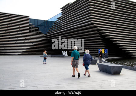 Tayside, Dundee, Ecosse, Royaume-Uni. 21 juillet, 2019. Météo France : un matin chaud avec des vents du sud et ensoleillé, température maximale de 21 °C. Les touristes se rendant sur le V&A waterfront au design museum à Dundee. Credit : Dundee Photographics / Alamy Live News Banque D'Images