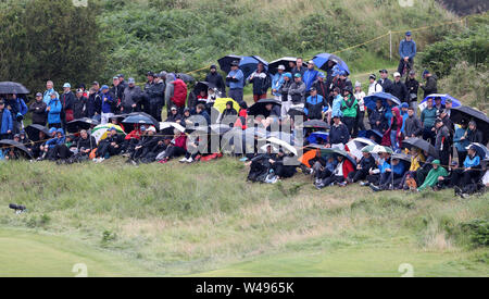 Les spectateurs assis à regarder l'action sous les parasols au cours de la quatrième journée du championnat ouvert en 2019 au Club de golf Royal Portrush. Banque D'Images