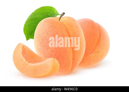 Abricots isolés. Ensemble de deux fruits abricot et un coin isolé sur fond blanc avec clipping path Banque D'Images