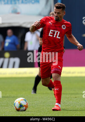 Rostock, Allemagne. 20 juillet, 2019. Soccer : 3e ligue, 1e journée, le FC Hansa Rostock - Viktoria Köln dans le Ostseestadion : Le joueur de Cologne Albert Bunjaku en action. Crédit : Bernd Wüstneck/dpa-Zentralbild/dpa/Alamy Live News Banque D'Images