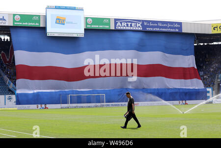 Rostock, Allemagne. 20 juillet, 2019. Soccer : 3e ligue, 1e journée, le FC Hansa Rostock - Viktoria Köln dans le Ostseestadion : avant le début du match un énorme bleu-blanc-rouge d'un drapeau qui est dans la tribune sud de la Hansa fans. Crédit : Bernd Wüstneck/dpa-Zentralbild/dpa/Alamy Live News Banque D'Images