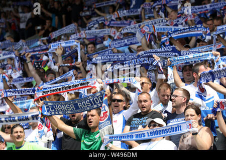 Rostock, Allemagne. 20 juillet, 2019. Soccer : 3e ligue, 1e journée, le FC Hansa Rostock - Viktoria Köln dans le Ostseestadion : avant le début du match, Hansa fans tenir leurs écharpes et chanter. Crédit : Bernd Wüstneck/dpa-Zentralbild/dpa/Alamy Live News Banque D'Images