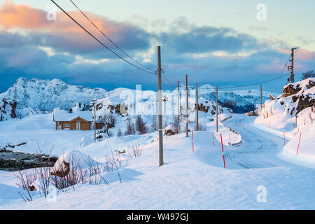 Paysage d'hiver le long de l'île de Vestvågøy Valbergsveien Road, Nordland, Norvège, Europe Banque D'Images